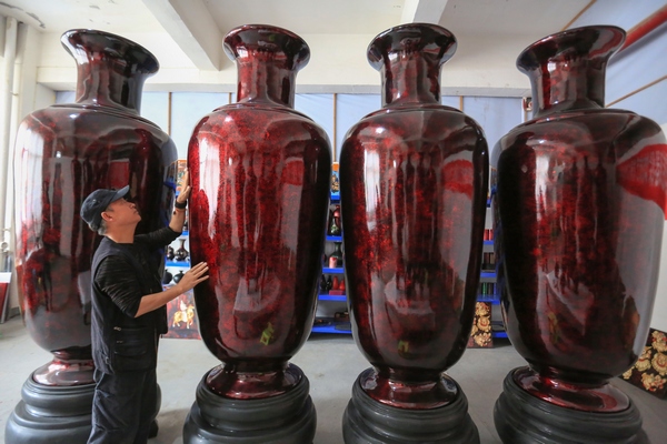 大方漆器非遺傳人高光友檢查漆器成品質量。王純亮攝