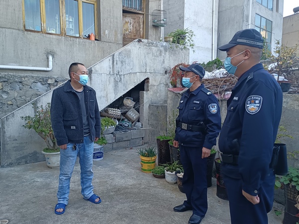 周澤能為村民調解矛盾糾紛。