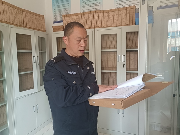 周澤能在整理檔案。