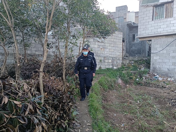 周澤能在走訪群眾的途中。