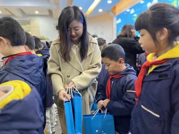 觀山湖區圖書館館長魏秦為“校園閱讀達人”頒獎。