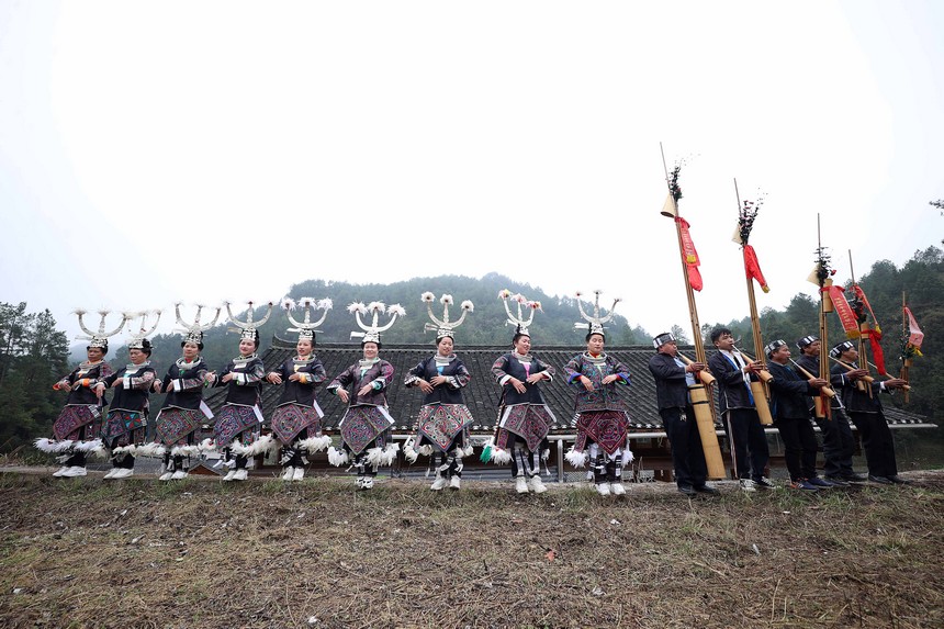 苗族村民在祭尤節(jié)活動中跳傳統(tǒng)蘆笙舞。黃曉海攝
