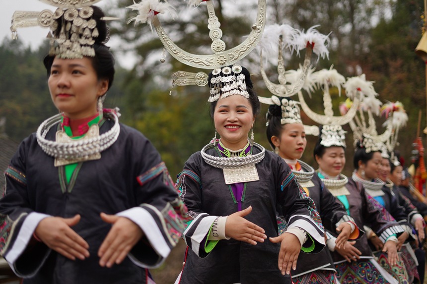 苗族村民在祭尤節(jié)活動中跳傳統(tǒng)蘆笙舞。楊武魁攝