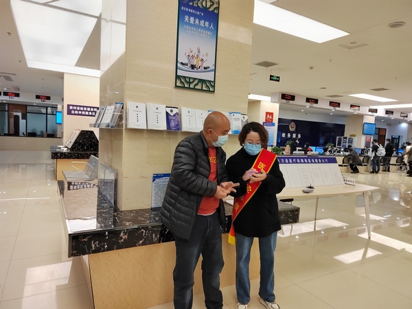 大方縣醫保局工作人員為群眾“指尖”服務辦理醫保義務。潘顯飛攝