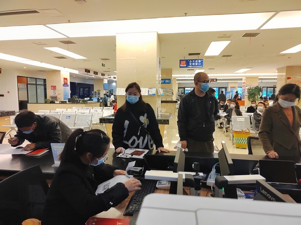 大方縣醫保局工作人員正在為群眾辦理醫保義務。潘顯飛攝