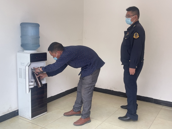 貴畢公路貨車司機進入大方超限站接熱水。