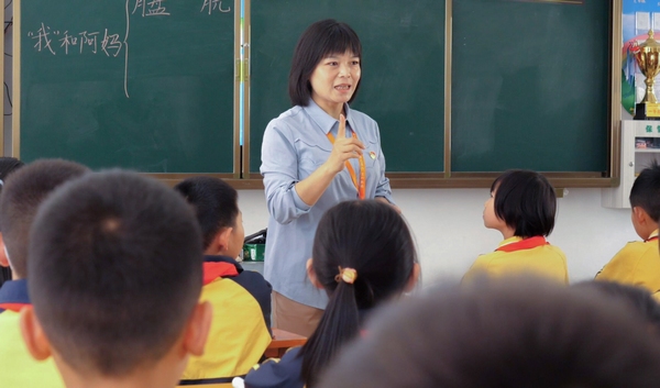 何佳老師在給同學(xué)們上語文課。周訓(xùn)貴攝