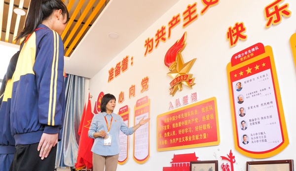 何佳老師在給學生講解禮儀知識。周訓貴攝