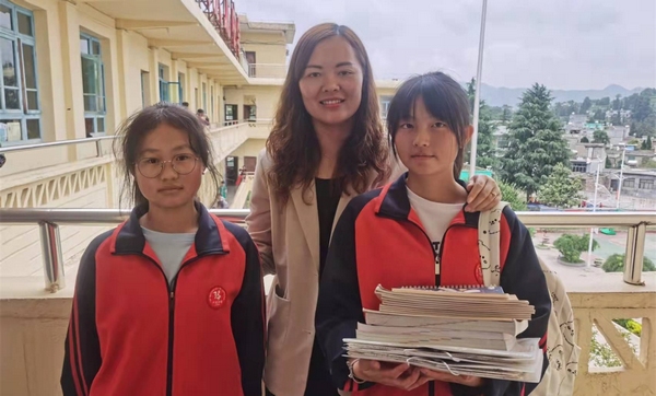 李紅老師與學生合影。李紅供圖