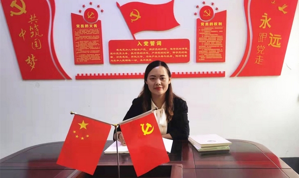 李紅老師在備課。李紅供圖