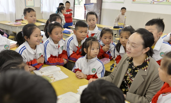 學生圍在宋健老師身邊聽輔導。鄭吉軍攝