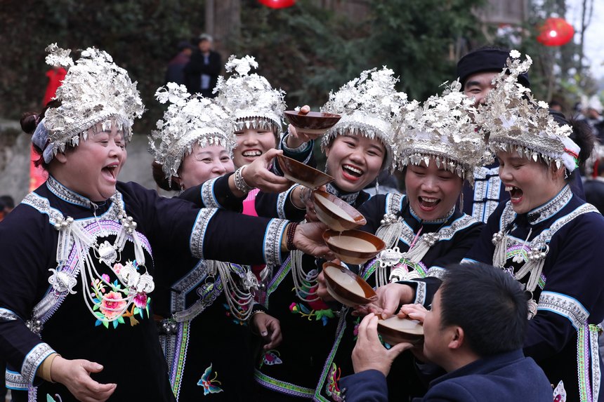 侗族群眾吃團圓飯，給親朋好友敬酒。楊家孟攝