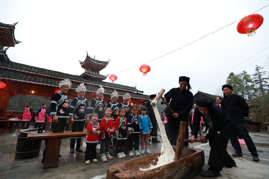 侗族群眾打糍粑歡度侗年。楊家孟攝