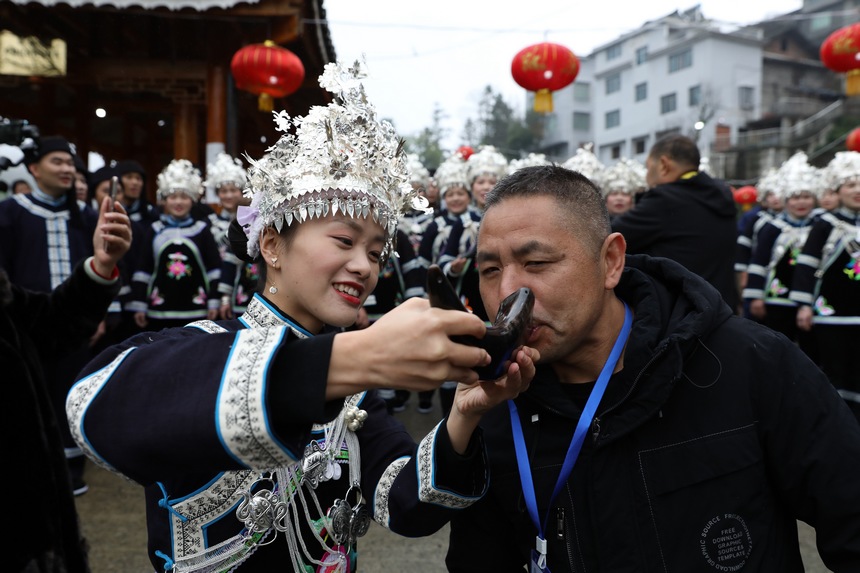 侗族群眾在迎賓攔門。劉夢攝