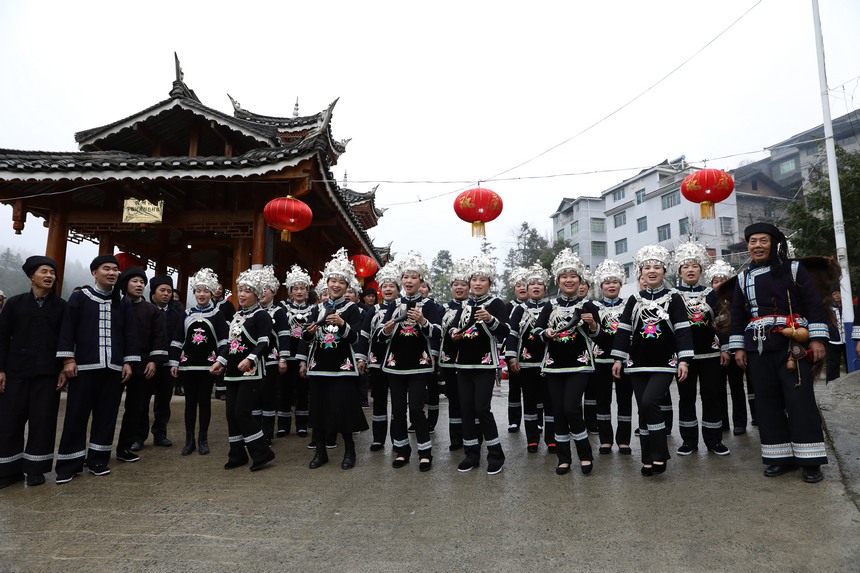 侗族群眾在迎賓攔門。劉夢攝