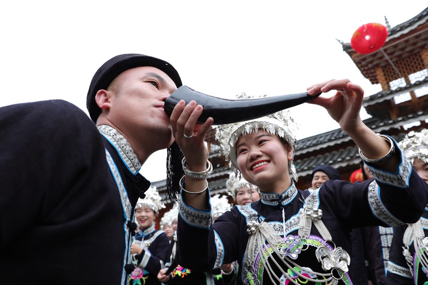 侗族群眾在迎賓攔門。楊家孟攝