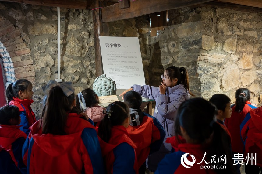 前來研學的學生參觀村內藝術家舉辦的藝術展。人民網記者 涂敏攝