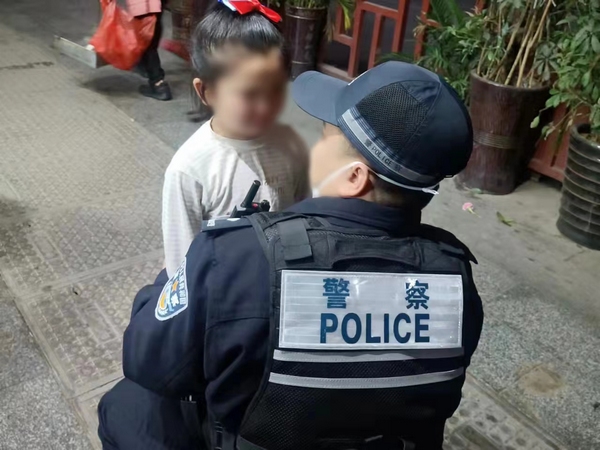 為寒夜走失女童找尋家人。