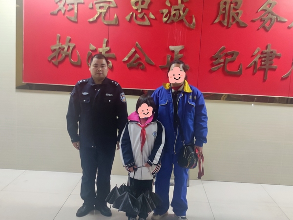 為迷路小學生找到母親。