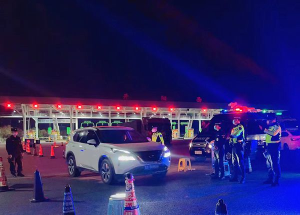 冬季平安守護行動以來，開陽縣公安局嚴格落實“打、防、管、服”各項措施，奏響“吹、拉、彈、唱”四部曲，全力提升人民群眾安全感滿意度。