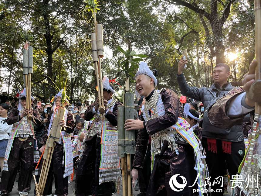 芭沙蘆笙節歡慶活動現場。 人民網  陳潔泉攝