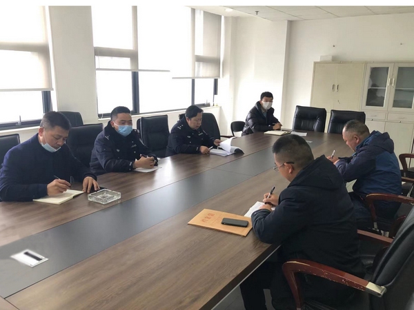 圖1.民警對機場轄區施工單位負責人進行警示約談 貴州省公安廳機場公安局供圖.jpg