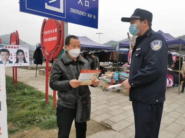 連日來，桐梓縣公安局結合冬季平安守護行動工作要求，精心部署，織密“三張網”，筑牢冬季消防安全“防火墻”。