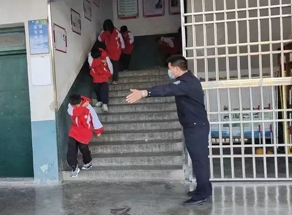 桐梓縣公安局開展消防安全演練。