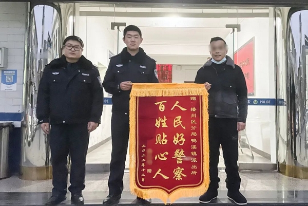 日前，遵義市公安局播州分局鴨溪派出所接到轄區群眾曾某報警求助稱，自己被人以“做工程”為由詐騙4萬余元。接報后，鴨溪派出所高度重視，立即組織警力開展立案偵查。