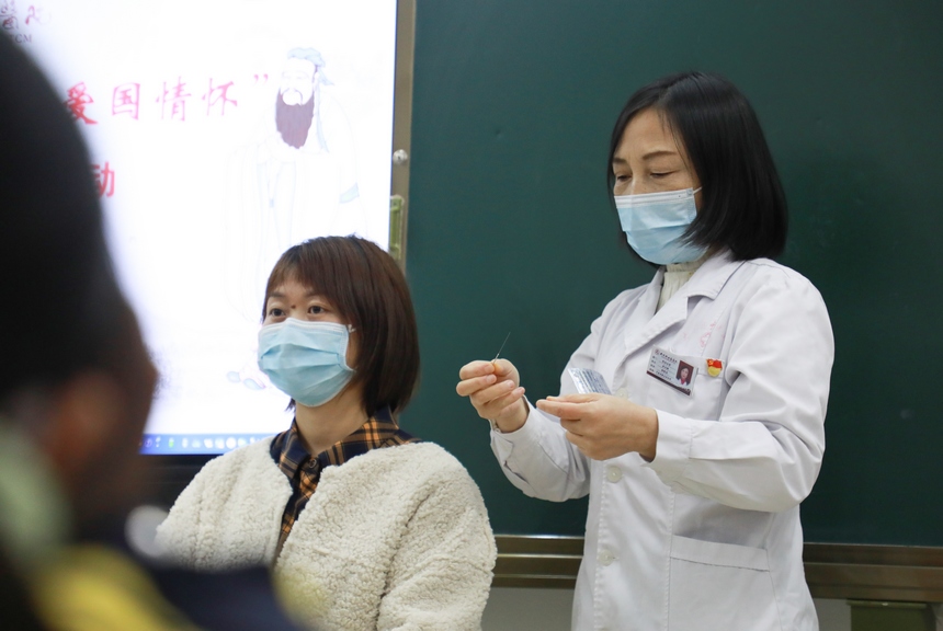 12月13日，醫院工作人員為同學們現場演示針灸。