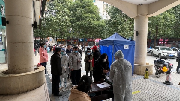 市民有序排隊等待接種疫苗。圖片由貴陽廣播電視臺提供