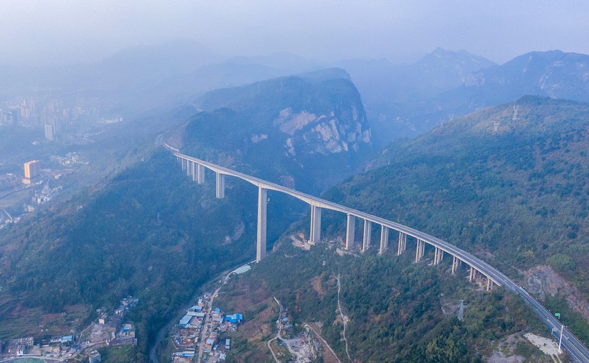貴州海拔最高的世界第一高墩T梁鋼結構橋 畢威高速赫章特大橋遠眺。