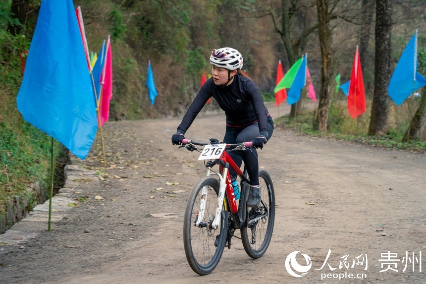 自行車“彎道王”爬坡賽現場。人民網 涂敏攝