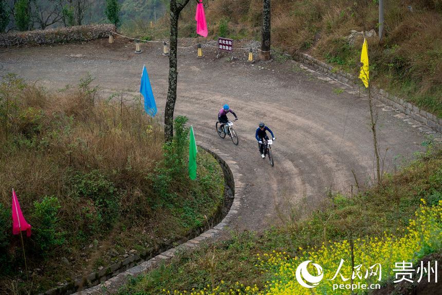 自行車“彎道王”爬坡賽現(xiàn)場。人民網(wǎng) 涂敏攝