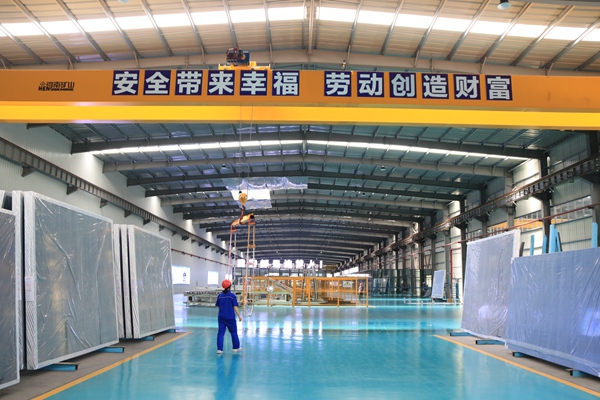 畢節(jié)明鈞玻璃股份有限公司生產(chǎn)車間。