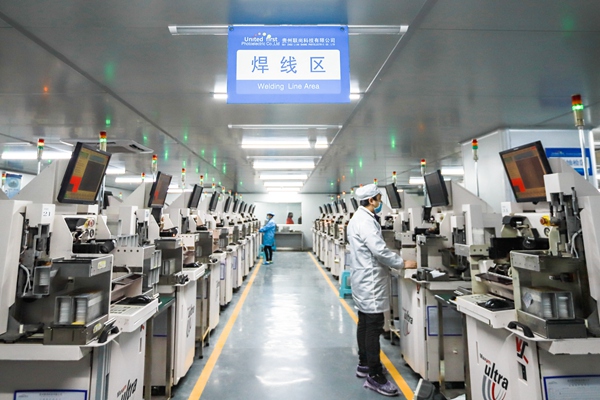 畢節(jié)市七星關(guān)區(qū)經(jīng)濟(jì)開發(fā)區(qū)貴州聯(lián)尚科技有限公司生產(chǎn)車間。陳曦?cái)z