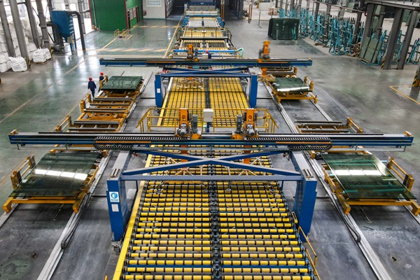 畢節(jié)明鈞玻璃股份有限公司生產(chǎn)車間自動(dòng)化玻璃生產(chǎn)線。