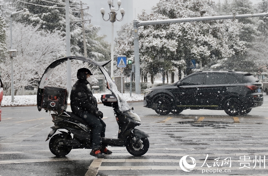 在斑馬線等待紅燈的市民。人民網(wǎng) 顧蘭云攝