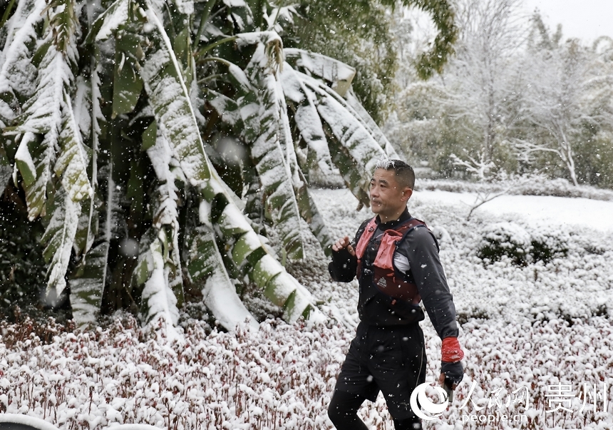 市民在觀山湖公園內跑步。人民網 顧蘭云攝