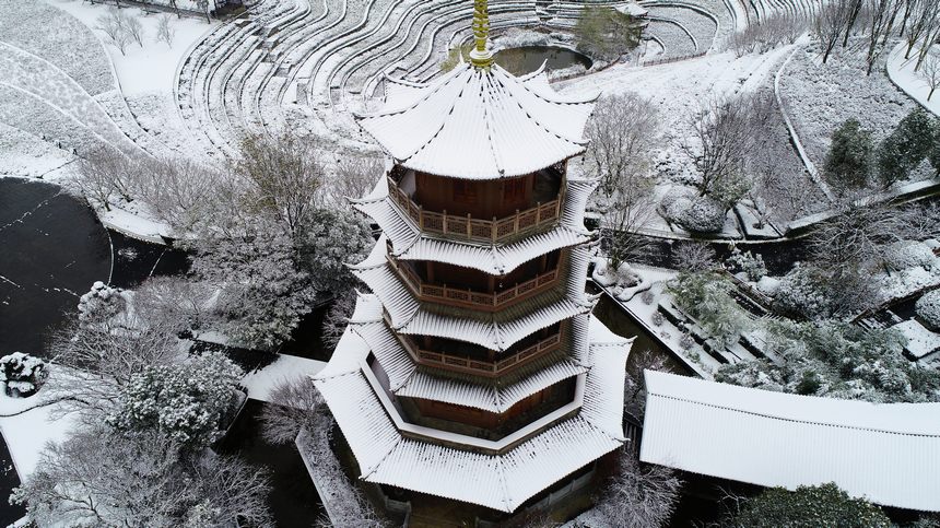 2022年12月28日，大方縣國家4A級景區奢香古鎮雪景航拍。周訓貴攝