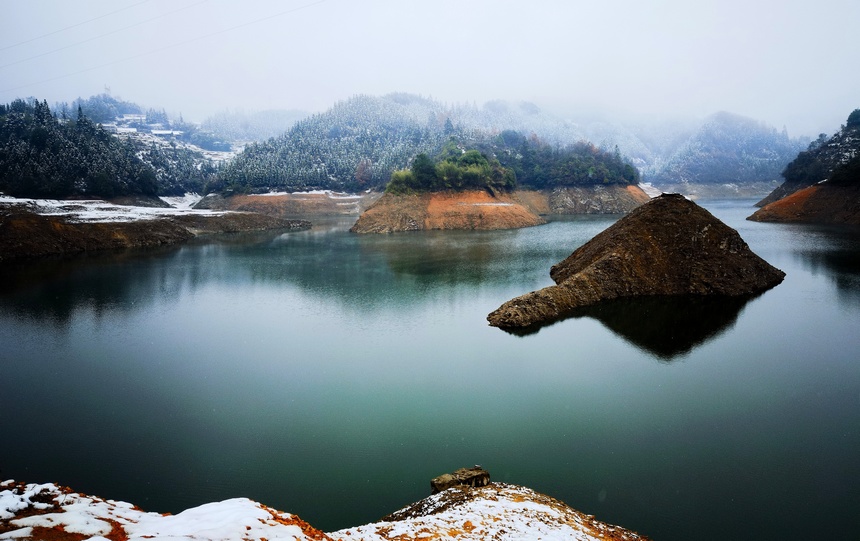 2022年12月28日，雪落水靜——黔東南州潤(rùn)松水庫(kù)。雷博林?jǐn)z