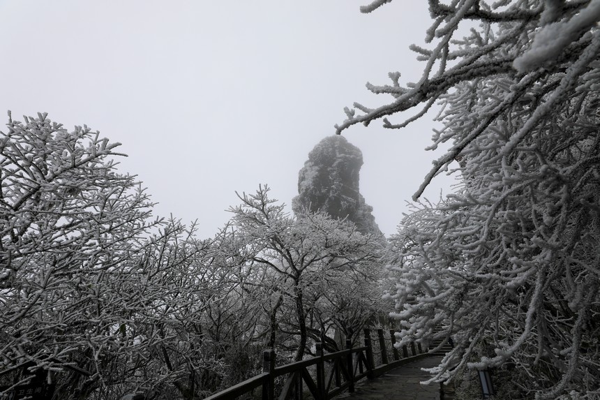 2022年12月31日拍攝的世界自然遺產地梵凈山雪景。李鶴攝