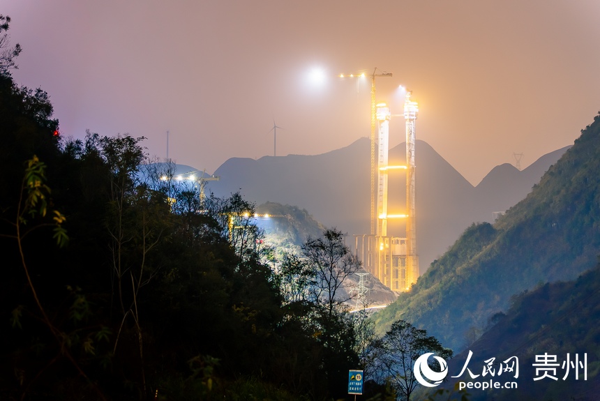 夜色下的花江峽谷大橋施工現(xiàn)場(chǎng)。人民網(wǎng) 涂敏攝