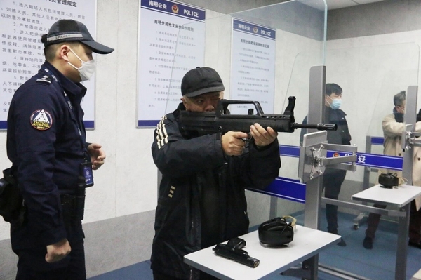 媒體記者體驗智慧射擊場。圖片由南明公安分局提供