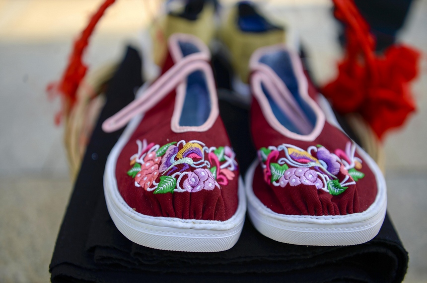 精美的布依刺繡。