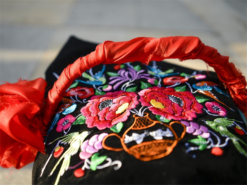 精美的布依刺繡。