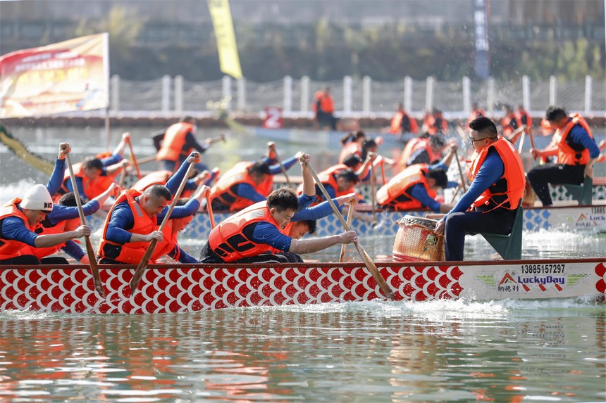賽龍舟現場。