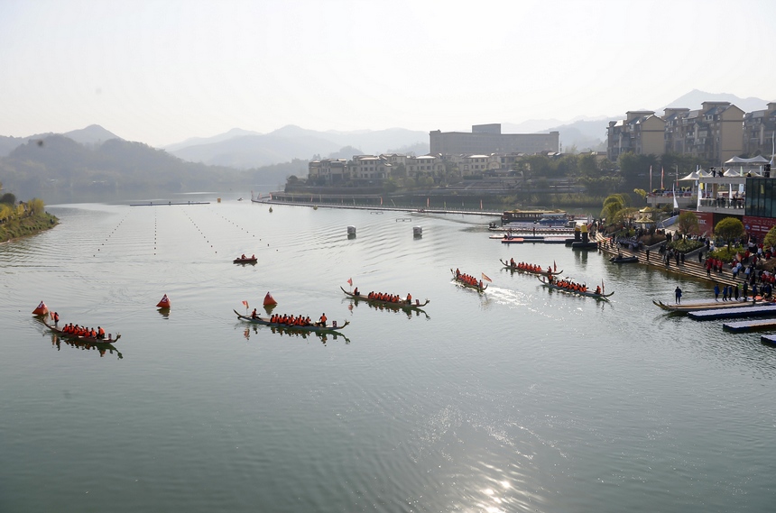 賽龍舟現(xiàn)場。