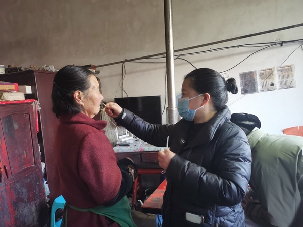 大方縣鳳山鄉(xiāng)羊巖村村醫(yī)李梅為群眾做抗原檢測。