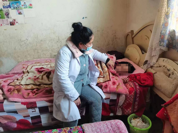 大方縣鳳山鄉(xiāng)謝都村村醫(yī)黃梅走訪謝都村松二組楊天英。